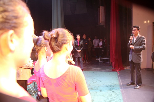 12北戏书记刘宝华对演出进行点评_调整大小