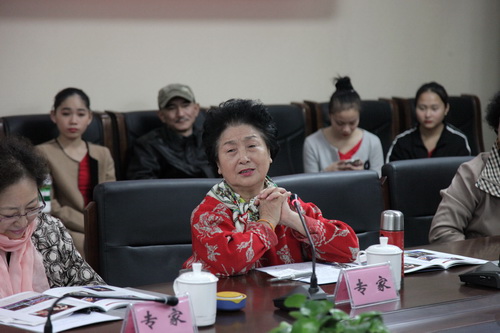 17专家刘琪对演出进行点评_调整大小