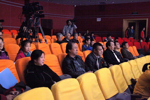 1领导和专家观看演出_调整大小