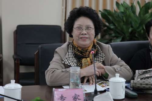 14专家关静兰对演出进行点评_调整大小