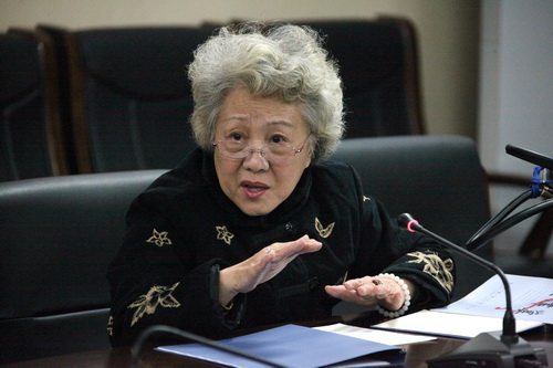 15专家孔庆玉对演出进行点评_调整大小