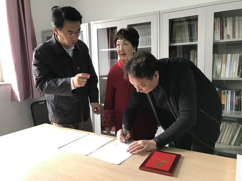 孙毓敏院长捐书仪式3_调整大小