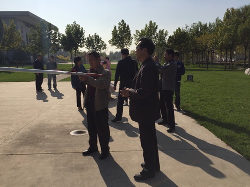 2行政学生党支部老师参观飞机模型_调整大小