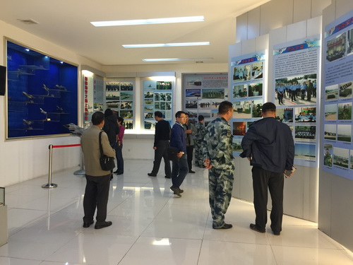 3行政学生党支部老师参观空战史_调整大小