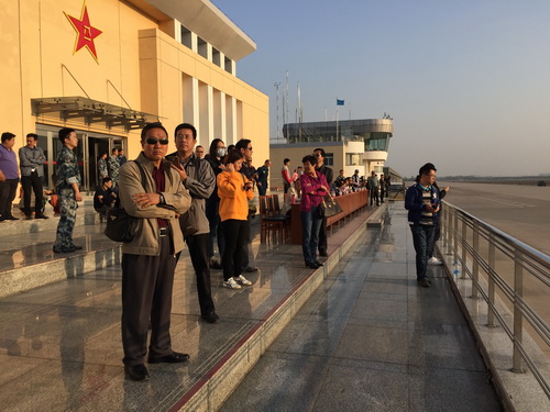 5行政学生党支部老师观看飞行演习_调整大小