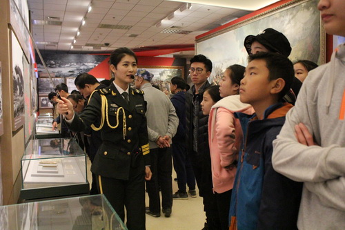 2学生参观展览_调整大小