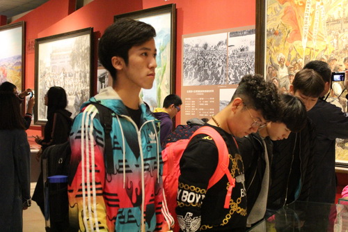 1学生参观展览_调整大小