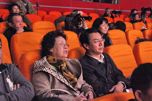 2党委书记刘保华和京剧表演艺术家关静兰观看演出_调整大小