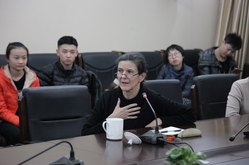 4德国柏林汉学专家李雅娟对演出进行点评_调整大小