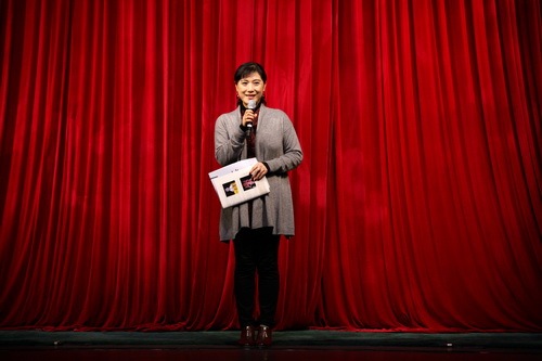 1北戏副院长许翠在演出之前讲话_调整大小