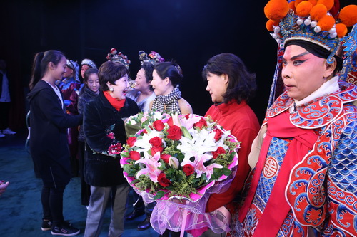 13著名京剧表演艺术家孙毓敏老师接见演员_调整大小