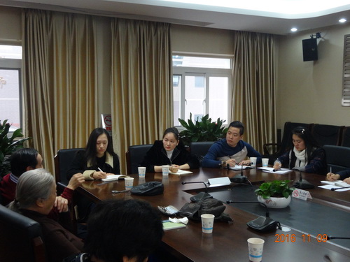 1.座谈会现场-四名学生党员_调整大小