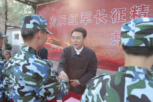 1学院领导为“优秀学员“代表颁奖_调整大小