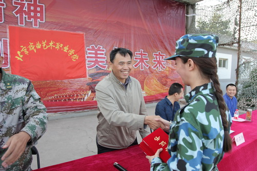 2学院领导为“优秀学员“代表颁奖_调整大小