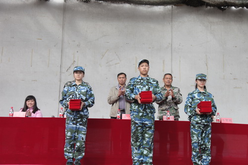 3优秀学员代表领奖_调整大小