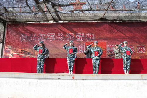 4优秀学员代表领奖_调整大小