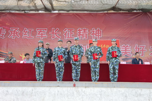 5优秀学员代表领奖_调整大小