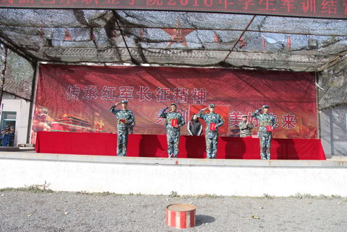 7优秀学员代表领奖_调整大小