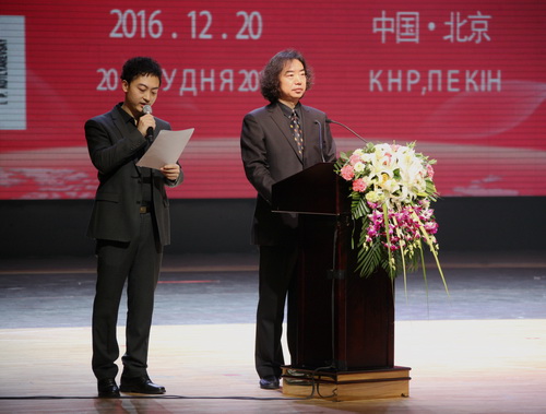 3音乐系主任祝真伟主持仪式，翟实老师翻译_调整大小