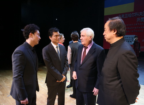 1中乌双方领导亲切交谈_调整大小