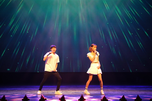 16音乐2012班歌曲《狂想曲》_调整大小