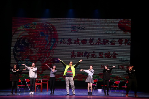 20评剧2014班小品《在路上》_调整大小