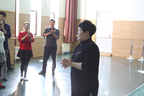 1 培训部主任王静主持结业仪式_调整大小