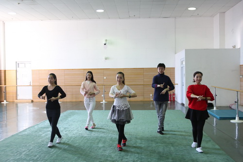 2 女生组展示戏曲身训_调整大小