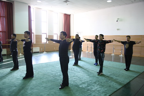 4 男生组展示戏曲身训_调整大小