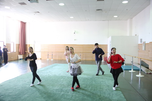 6 女生组展示戏曲唱腔_调整大小