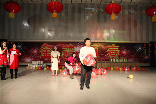 3属鸡的老师领到礼物_副本