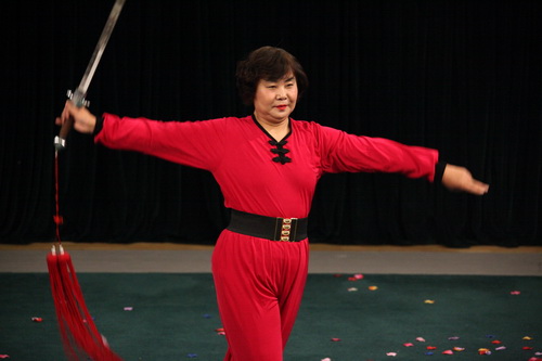 10退休教师祖奇表演长穗剑10_调整大小