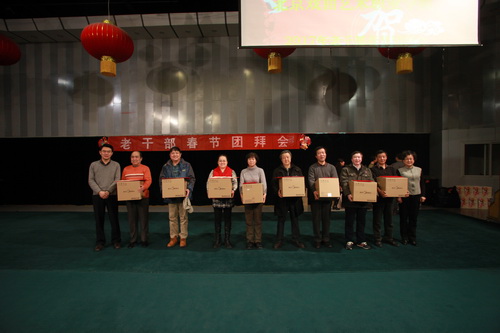 12院领导和新退休人员合影12_调整大小