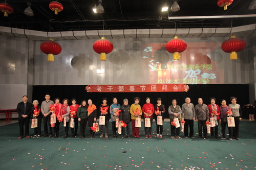 15院领导和属鸡老干部合影15_调整大小