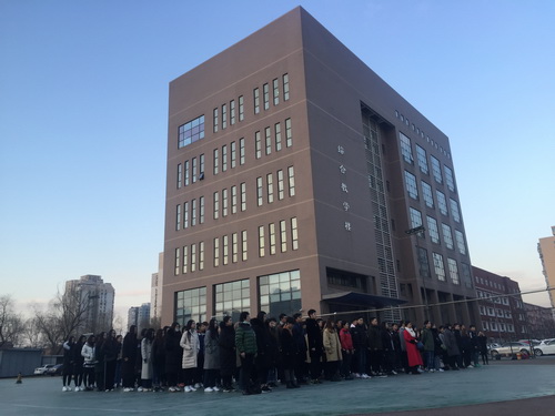 1、全体高职学生在操场参加升旗仪式_调整大小