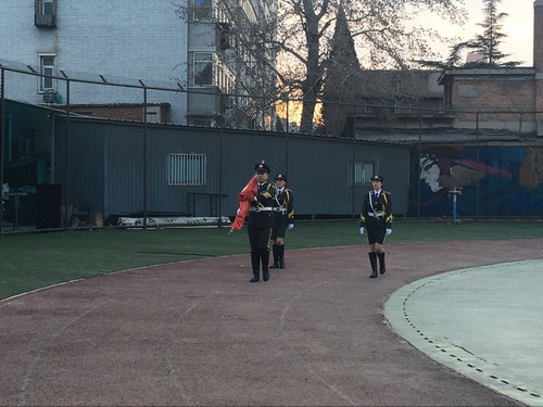 2、英姿飒爽的旗手身着整齐的军装_调整大小