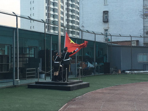 4、五星红旗冉冉升起，迎风飘扬_调整大小