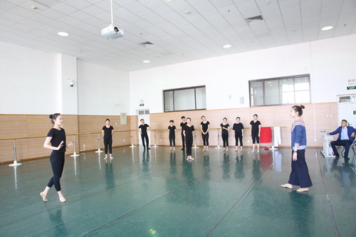 10舞蹈课课堂_调整大小