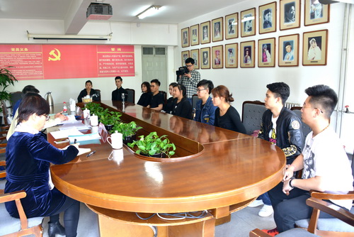 16学生座谈会_调整大小