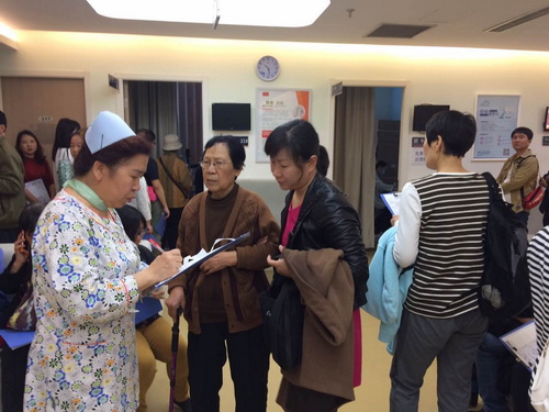 1.党员周雪飞陪同段美玲老师体检_调整大小