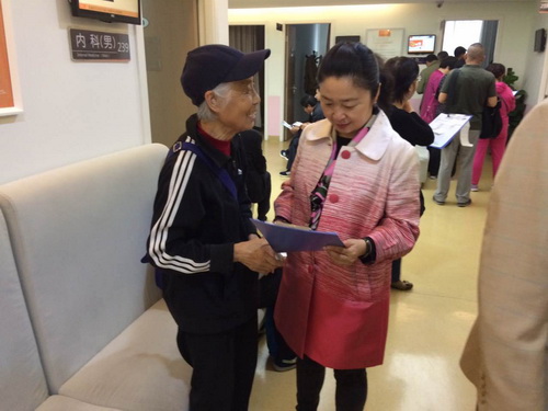 2.党员王桂洁陪同关易琴老师体检_调整大小