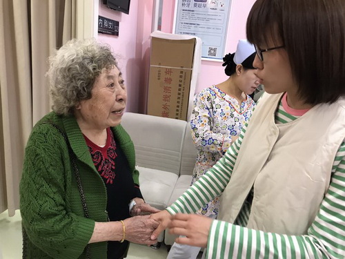 3.党员赵蕾陪同张雅儒老师体检_调整大小