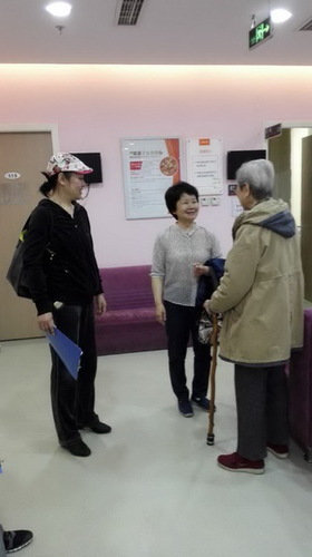 4.党员崔利陪同老干部体检_调整大小