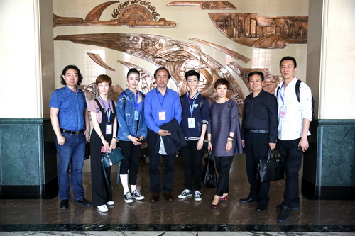 1刘侗院长到天津看望我院参加国赛师生_调整大小