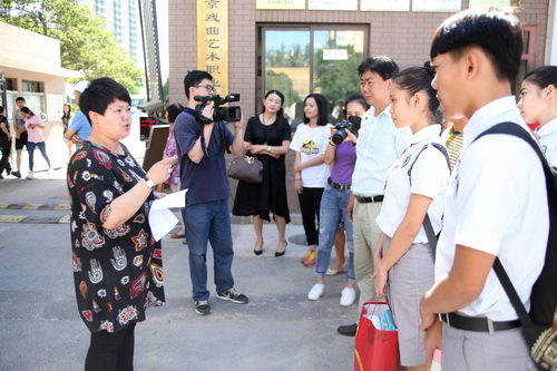 1办公室主任王静接待海南省文化艺术学校师生_调整大小