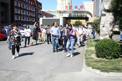 2院长刘侗接待海南省文化艺术学校师生_调整大小