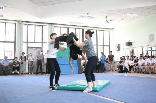 6海南省文化艺术学校师生参观京剧基功课堂_调整大小