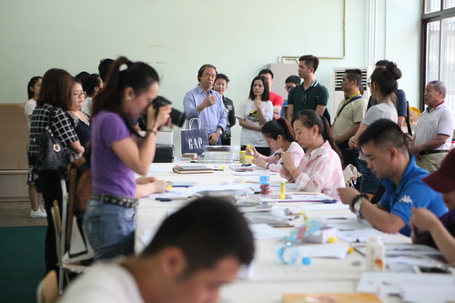 12海南省文化艺术学校师生参观舞美技师班课堂_调整大小