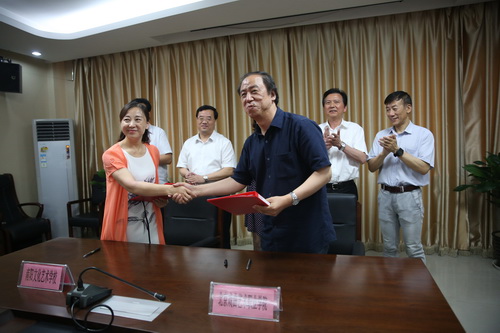 8北京戏曲艺术职业学院与南阳文化艺术学校领导亲切握手_调整大小