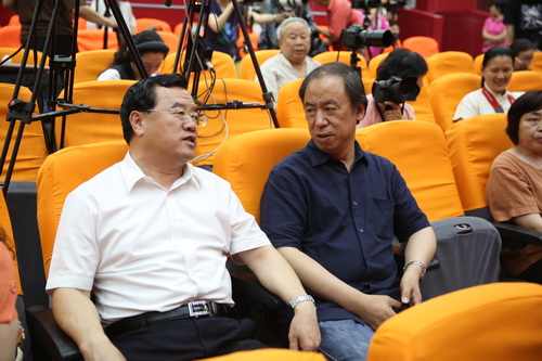 15领导到少儿戏剧场观看演出_调整大小